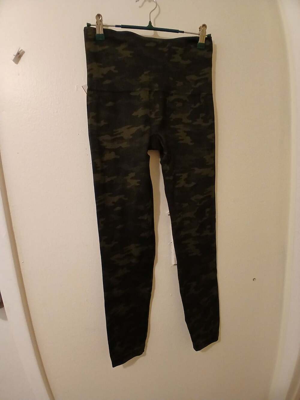 SPANX Look At Me Now Seamless Leggings in Green Camo